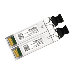Yüksek hızlı veri iletimi için ağ anahtarı portuna takılan SFP+ fiber optik konektör modülü.
