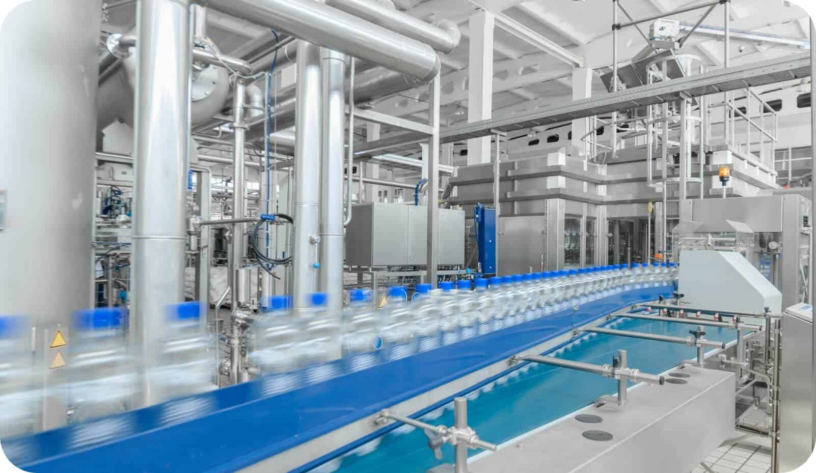 Convoyeur automatisé transportant des bouteilles en plastique dans une usine de production pour une utilisation efficace de l'eau