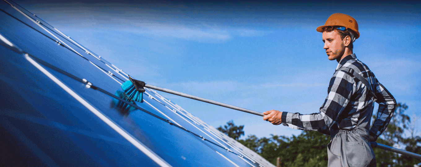 Robots de limpieza fotovoltaica que operan en paneles solares utilizando la solución IG502 y Device Manager de InHand.