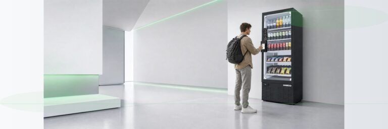 آلة بيع رقمية عصرية مزودة بشاشة لمس LCD ساطعة، تجسد مستقبل الأماكن السياحية الصديقة للبيئة