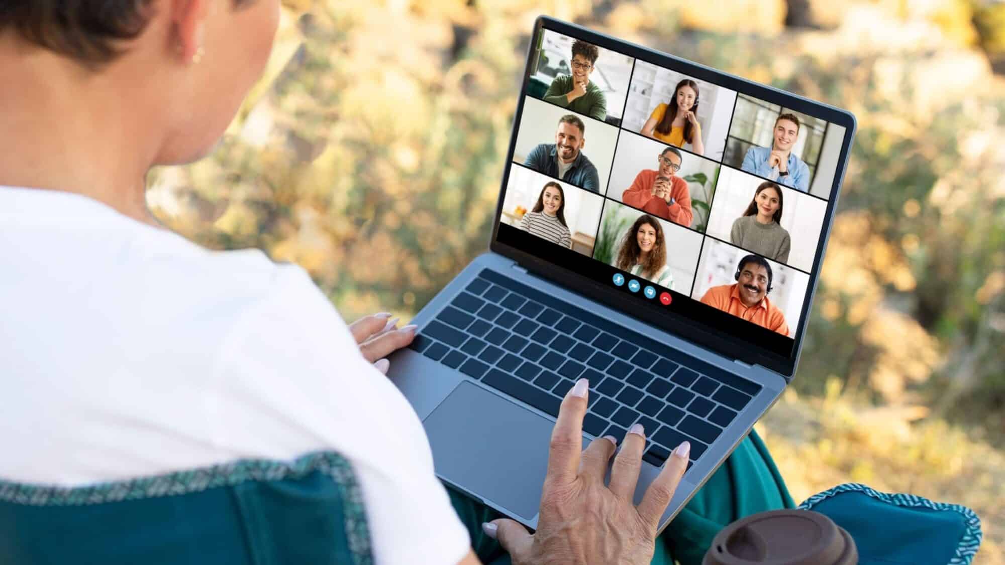 Profesional que utiliza videoconferencias para colaborar con colegas remotos durante actividades de networking empresarial.