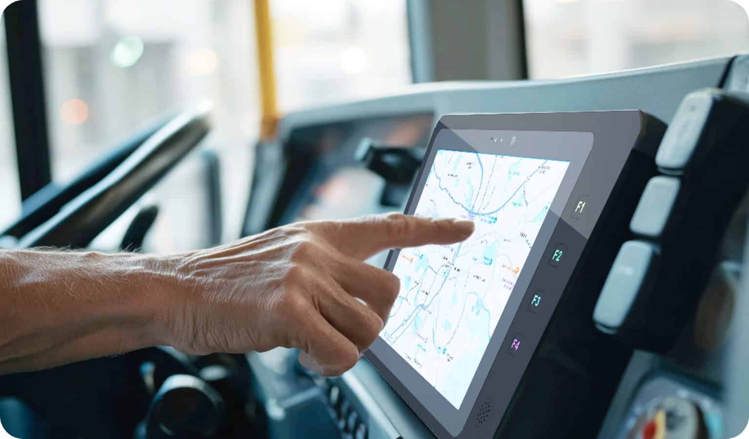 Pantalla táctil que muestra la interfaz InVision MDT para sistemas avanzados de asistencia al conductor en vehículos.