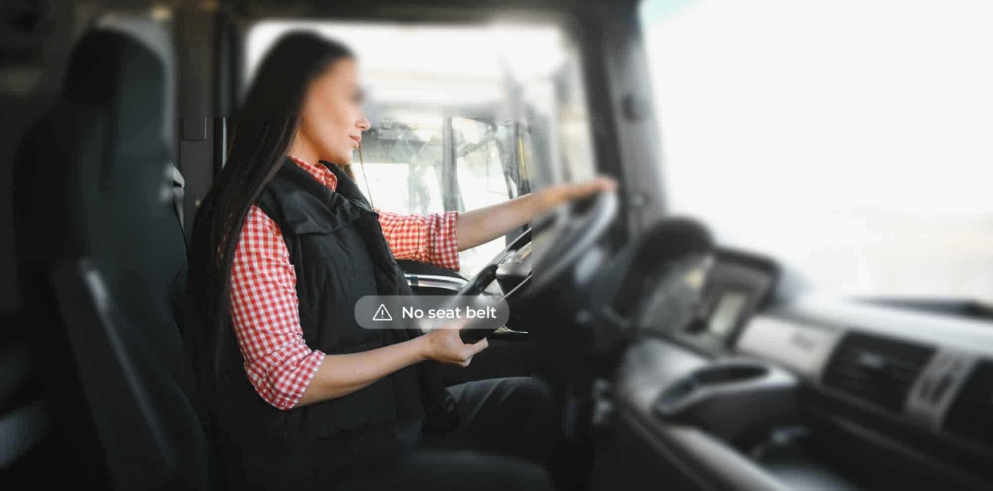 Cámara ADAS que alerta al conductor al volante en la cabina del vehículo.