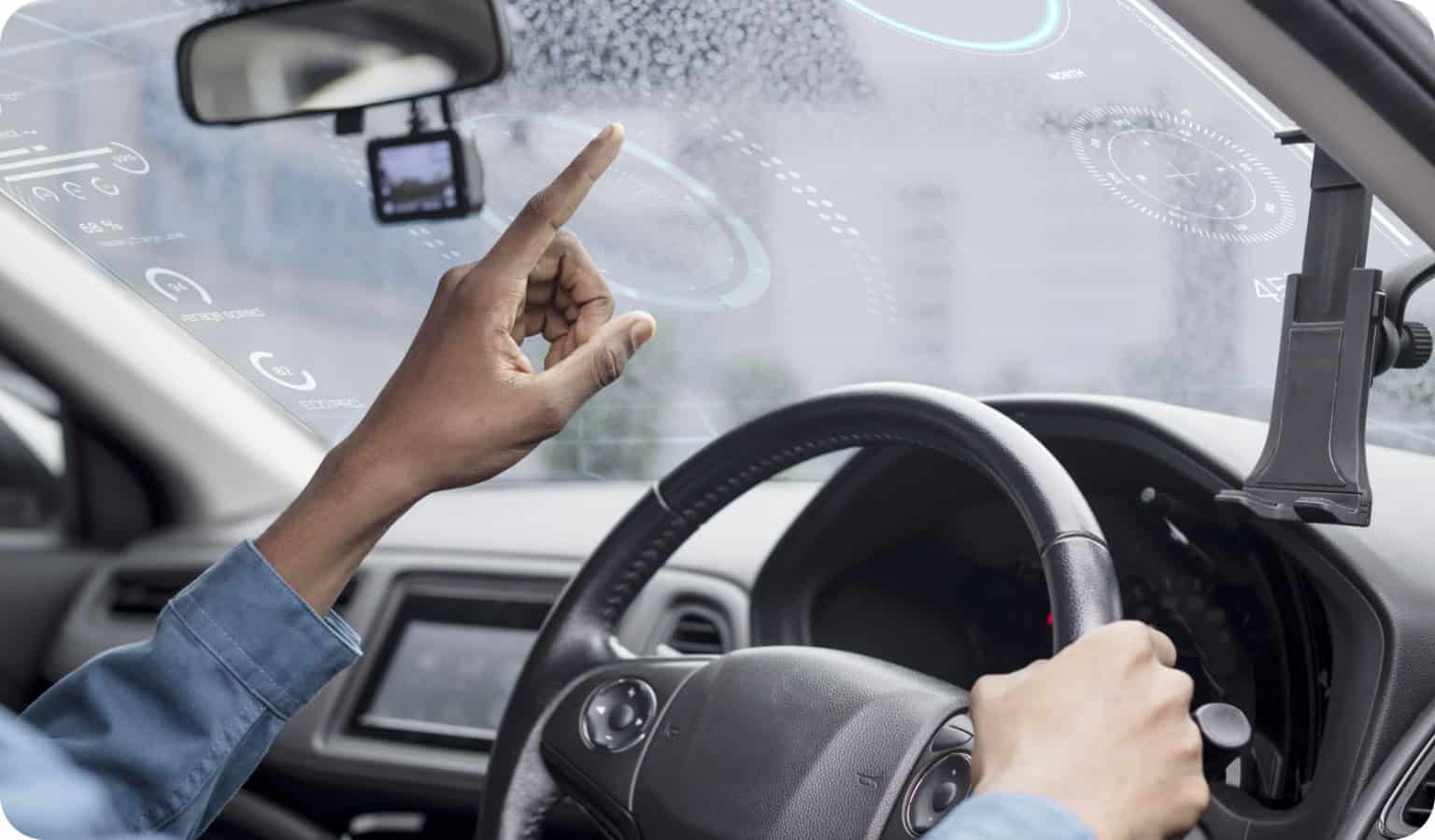 Pantalla interactiva transparente del coche que muestra el comportamiento del conductor y los controles del sistema de gestión de seguridad.