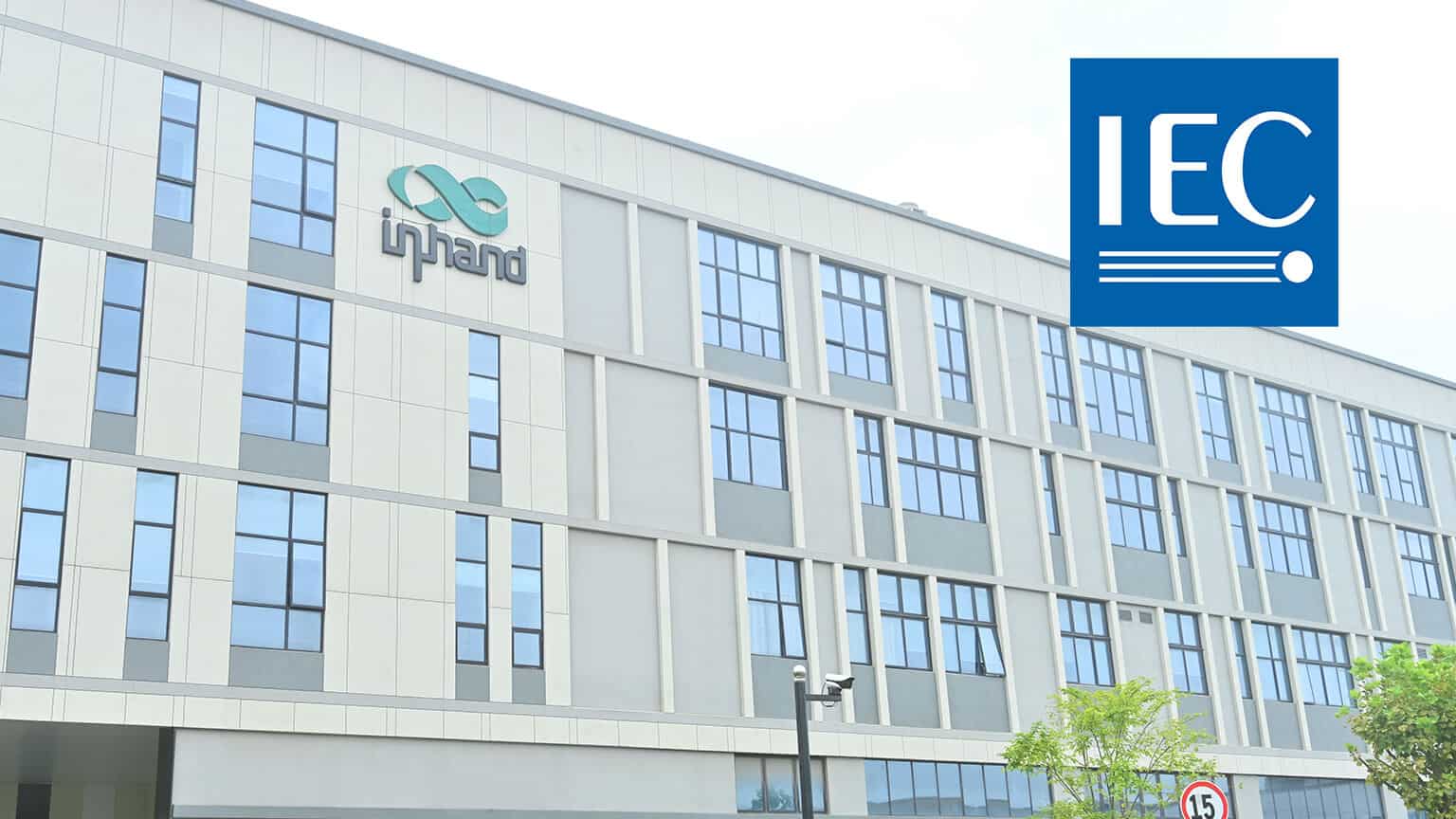 InHand Networksの技術者が、パートナーシップ向けのIEC62443-4-1認証取得開発中に産業用ルーターのセキュリティを確保している。
