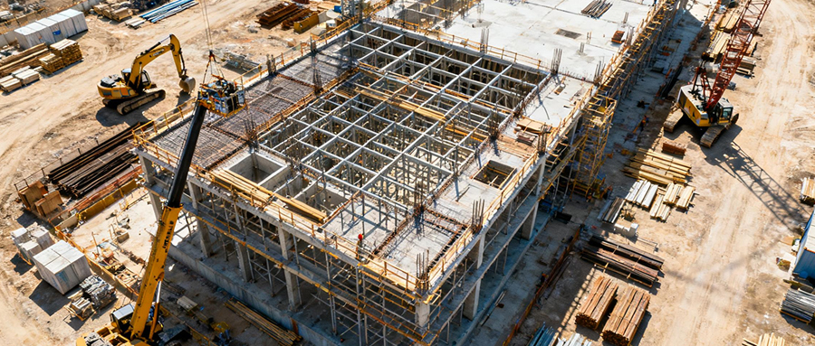 AI-powered camera on a construction site with limited connectivity, emphasizing edge-based real-time safety analysis.